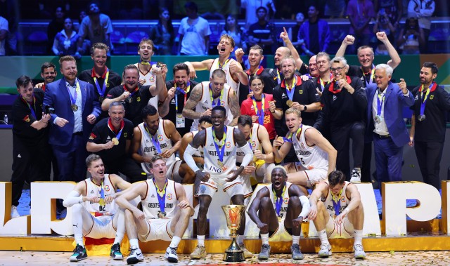 待会还要比赛呢！德国篮协官方回忆庆祝世界杯夺冠两周年！